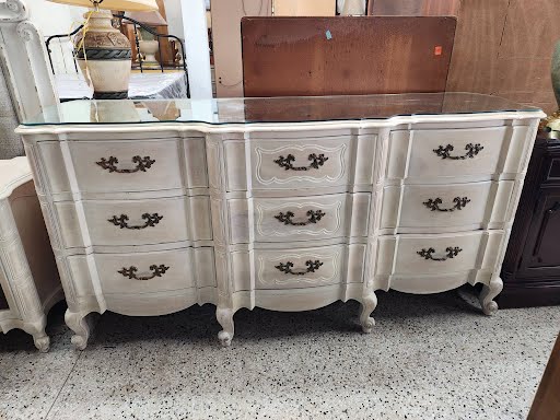 French Provincial 9-drawer Dresser