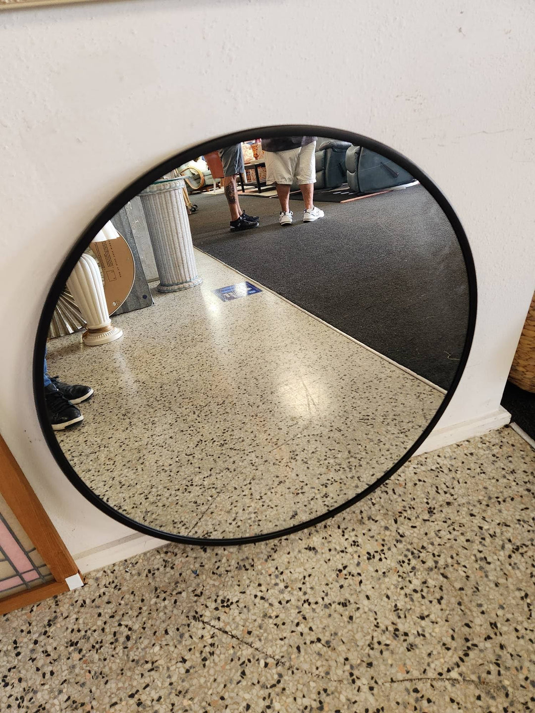 28" Round Black Frame Mirror