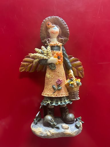 Figurine Girl w/leaf