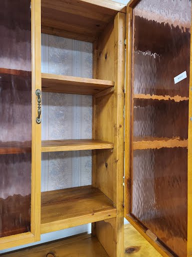 China Cabinet w. Hutch