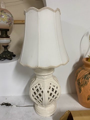 White ceramic lamp with shade