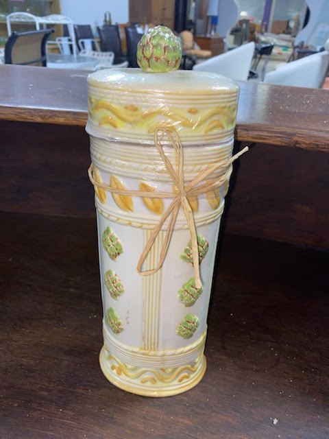 Porcelain jar, artichoke design