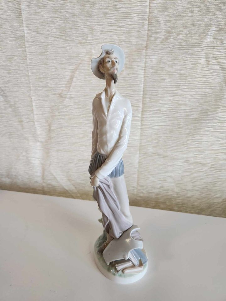 Don Quixote Standing up Figurine Lladro, missing sword