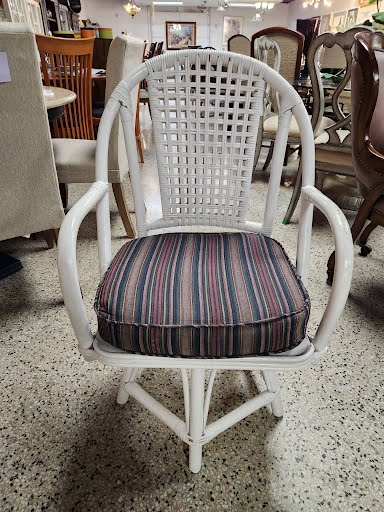 42" White Wicker/Rattan Dining Set w Four Chairs