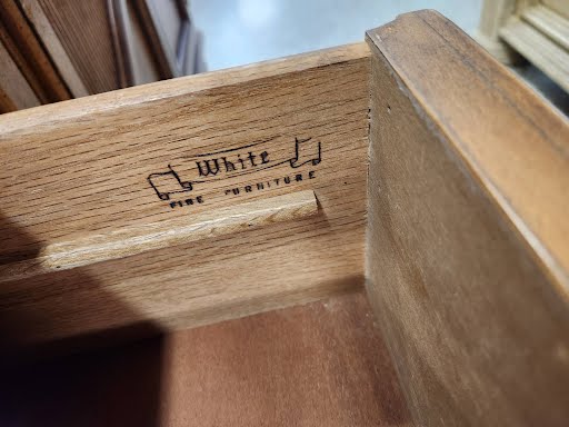 Dresser "White Fine Furniture" w. Mirror