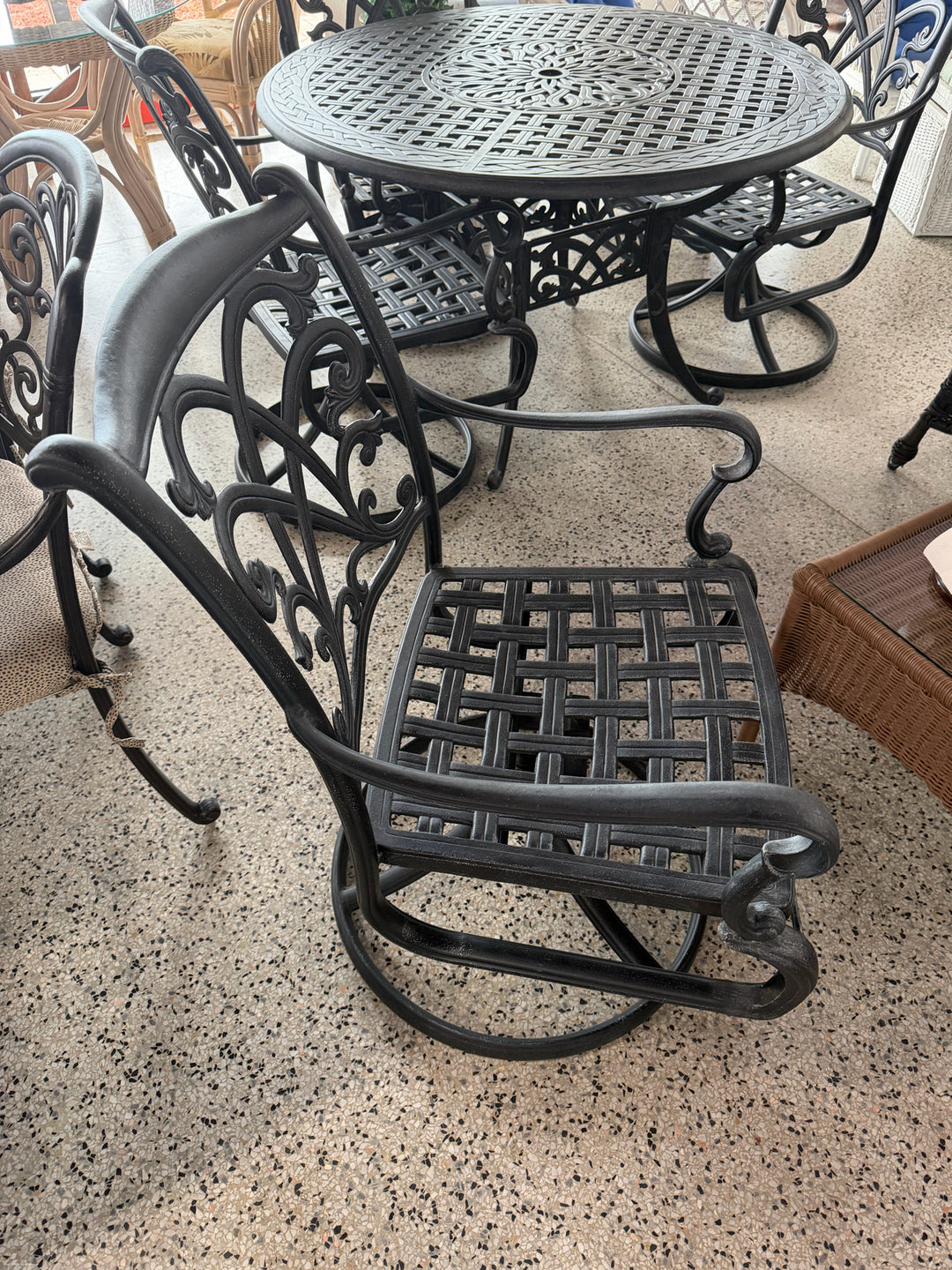 Table + 4 Cast Aluminum swivel Chairs (Outdoor Set)