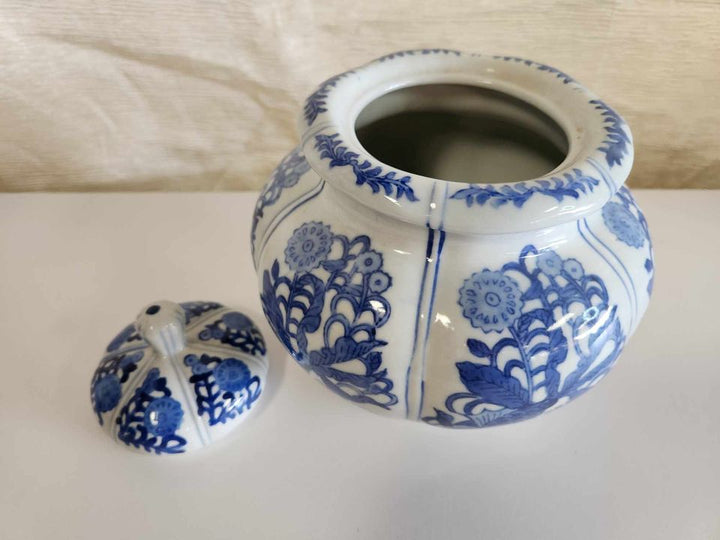 8x8 ginger jar with top / blue and white