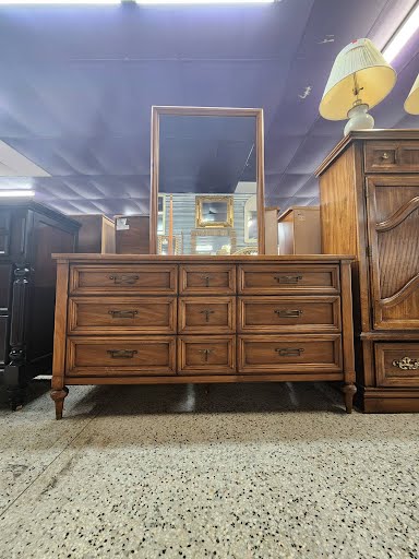 Dresser "White Fine Furniture" w. Mirror