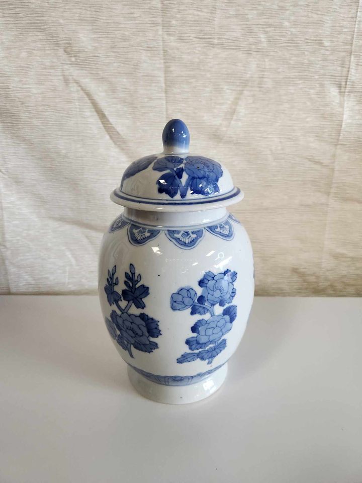 10" tall ginger jar / blue and white