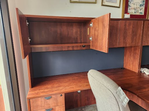 L SHape Desk w. Hutch