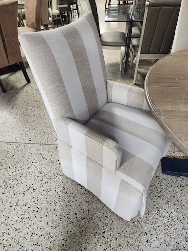 Ethan Allen Dining Table w. 4 Chairs