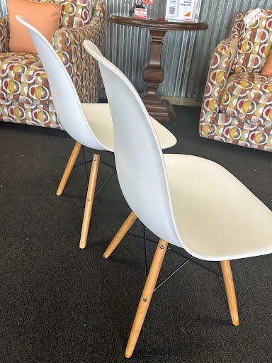 Set of 2 Resin Chairs