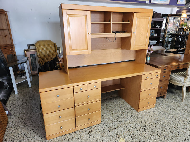 Maple Desk With Hutch