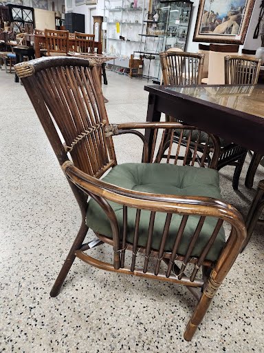 Pier 1 Imports Dining Table w. 6 Chairs