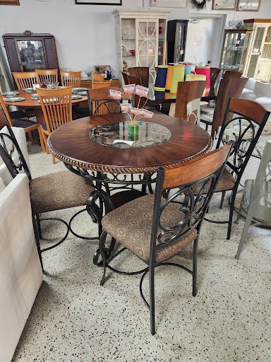 44"Round Counter Table w. Four Stools