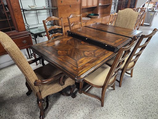 Dark wood dining set 78"x46" (2-20" leaves) 6 chairs