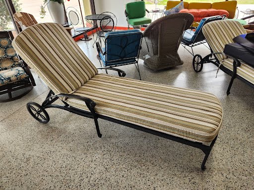 Outdoor Chaise Lounger w. Cover