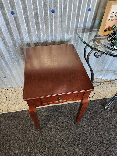 16x19" Slim End Table