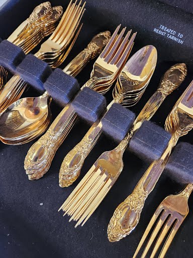 ONEIDA Gold Electroplate Cutlery Set