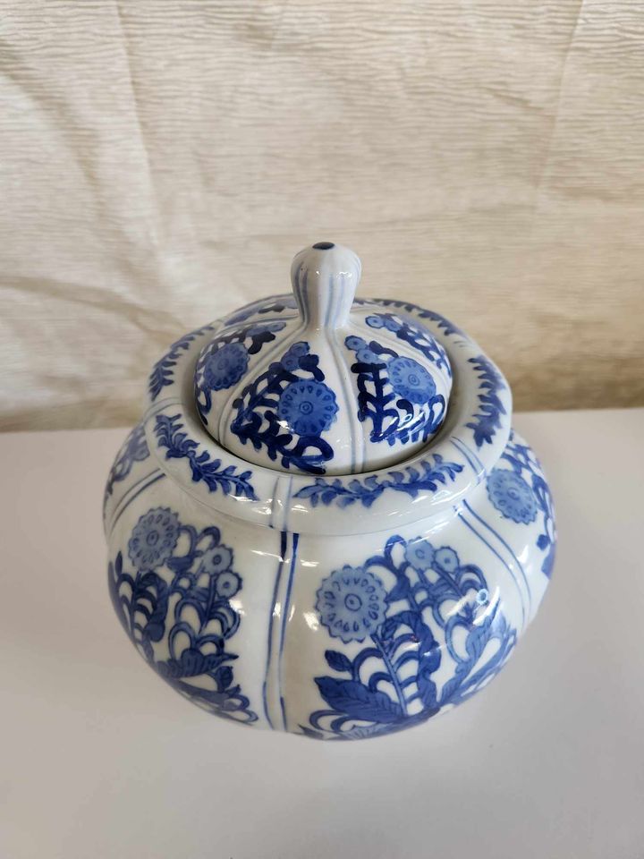 8x8 ginger jar with top / blue and white