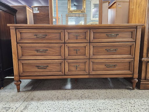 Dresser "White Fine Furniture" w. Mirror
