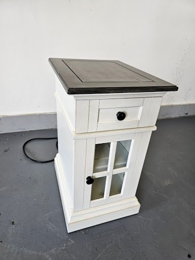 White End Table w. USB Ports