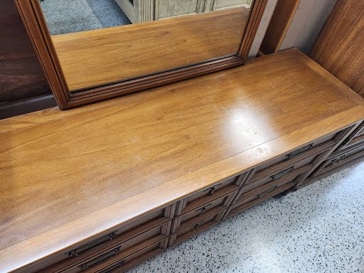 Dresser "White Fine Furniture" w. Mirror