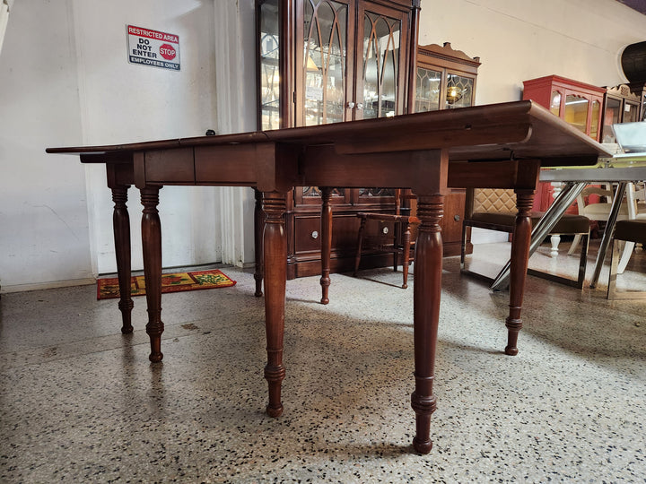 Willett Wildwood Antique Cherry Wood Dining Set