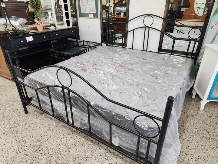 Black metal king bed w. 2 end tables