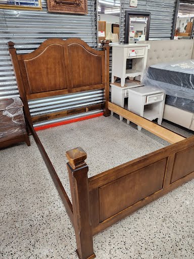 Pennsylvania House Queen Bed w. Nightstand