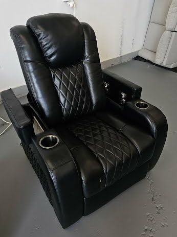 Black Power Recliner w. Cup Holder