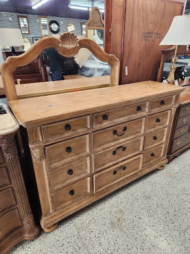 Haverty's Dresser w. Mirror