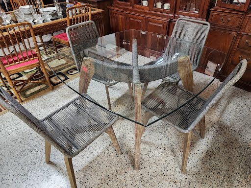 Glass TOp Rooms to Go Dining Set w. Four Chairs