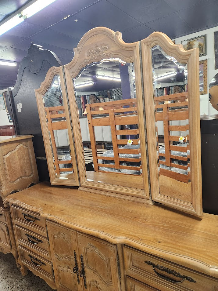 Light Wood French Provincial Dresser