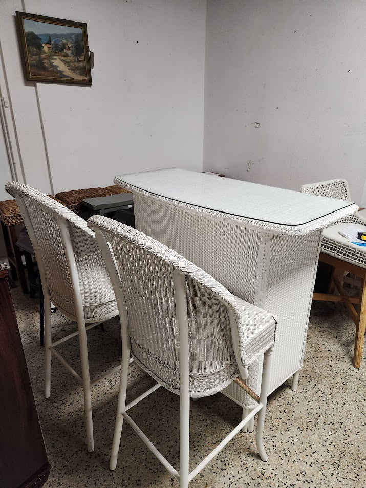 White Wicker Leaders Bar Table