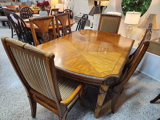 Fairmount Designs Dining Table w.6 Chairs + 2 Leaves