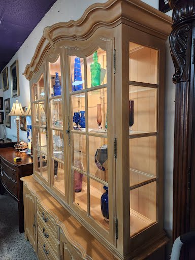 68W" ETHAN ALLEN China Cabinet