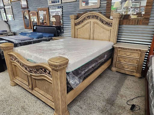 Wynwood Queen Bed Set w. 2 Nightstands