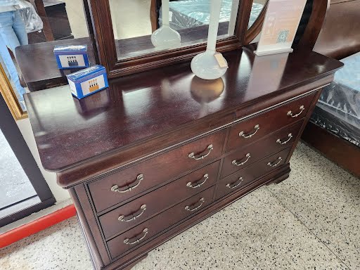 Haverty's Dresser w. Mirror