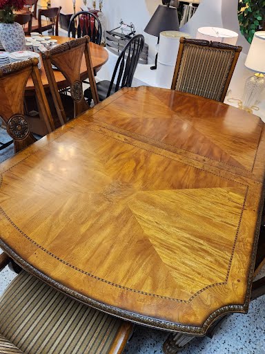 Fairmount Designs Dining Table w.6 Chairs + 2 Leaves