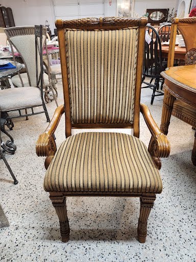 Fairmount Designs Dining Table w.6 Chairs + 2 Leaves