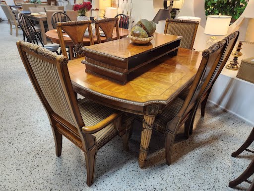 Fairmount Designs Dining Table w.6 Chairs + 2 Leaves