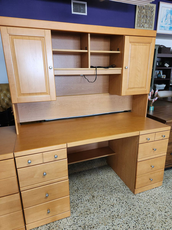 Maple Desk With Hutch
