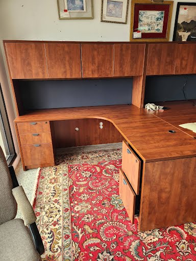 L SHape Desk w. Hutch