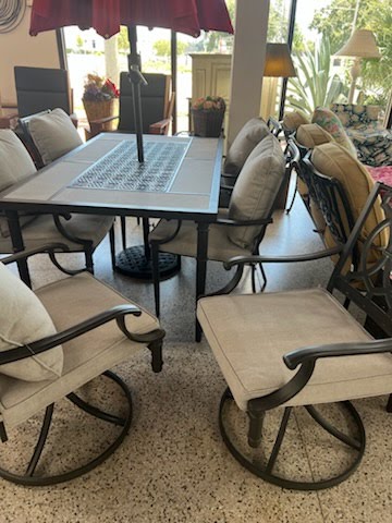 Outdoor Table w. 6 Chairs