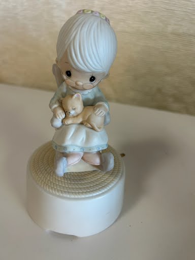 Precious Moments musical figurine "Purr-fect Grandma"