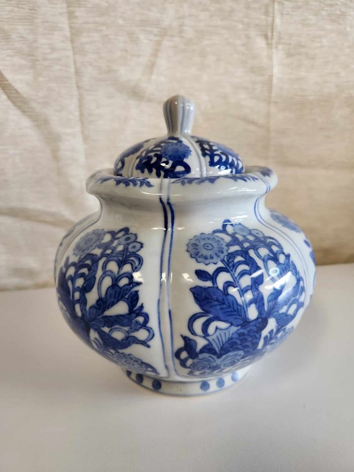 8x8 ginger jar with top / blue and white