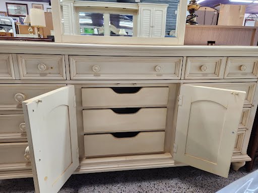 WYNWOOD Cream/Whitewash Farmhouse Style Dresser w. Mirror