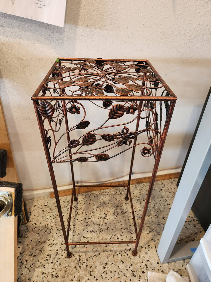 Leaf Design Metal Stand