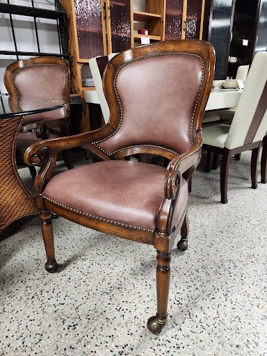 ROBB & STUCKY 48" Round Dining Set w. Four Chairs